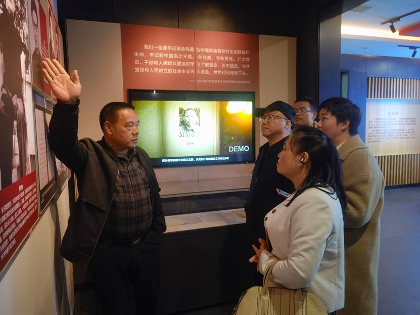 一群男人和女人站在室内中度可信度描述已自动生成