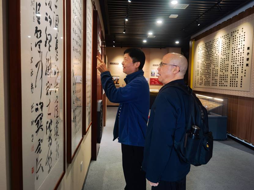 人站在门前中度可信度描述已自动生成