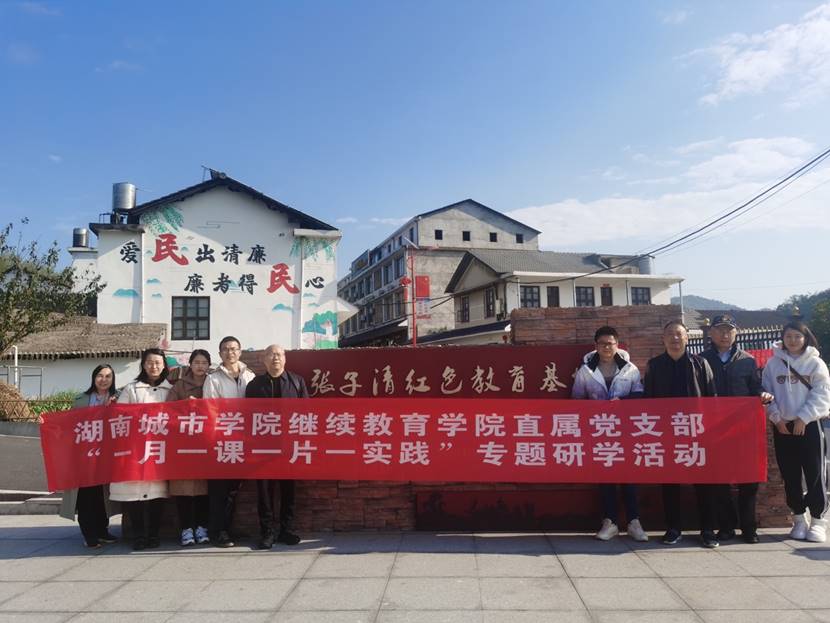 建筑前的广场上有许多人中度可信度描述已自动生成